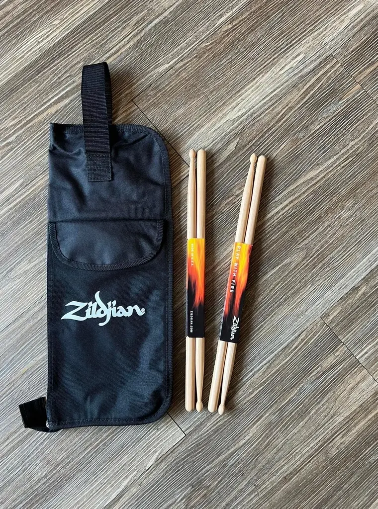 ไม้กลอง Zildjian ขนาด 5A จำนวน 2 คู่ พร้อมกระเป๋าใส่ไม้กลอง